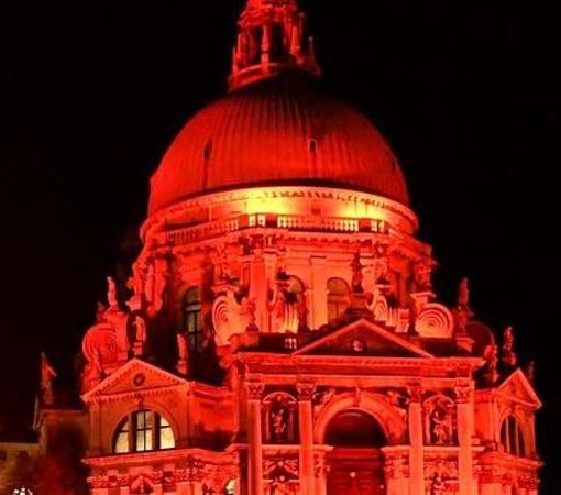Cristiani perseguitati, preghiere ed edifici in rosso in Italia e nel mondo