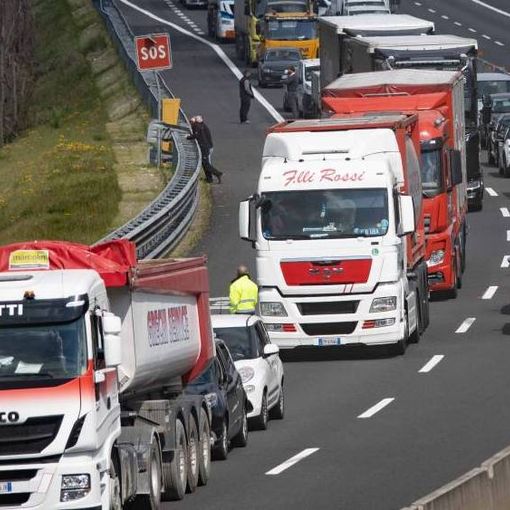 Autostrada bloccata evviva il governo Meloni Salvini