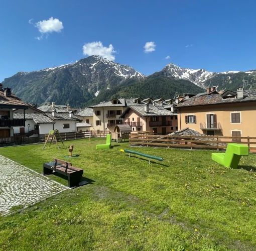 Courmayeur: Nuova veste per l'area bimbi di via Marconi