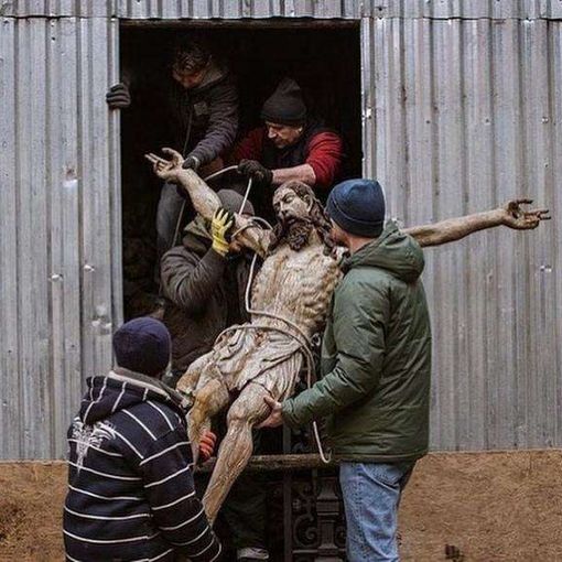 La foto di André Luis Alvarez diventata virale che mostra il Cristo ligneo di Leopoli portato in salvo