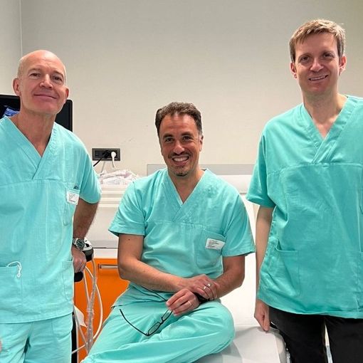 Da sx il dottor Ezio Talarico (responsabile SS Endoscopia), il dottor Emanuele Baldassarre, il dottor Emanuele Castelli (Direttore della SC Urologia)