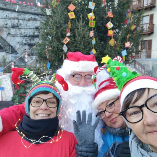 Da sn: Martoccia Annalisa, Babbo Natale, Culaz Leda e Perego Paola, tutte e tre volontarie di Missione Sorriso