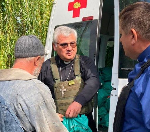 Il cardinale Krajewski durante una delle sue spedizioni in Ucraina | Vatican News