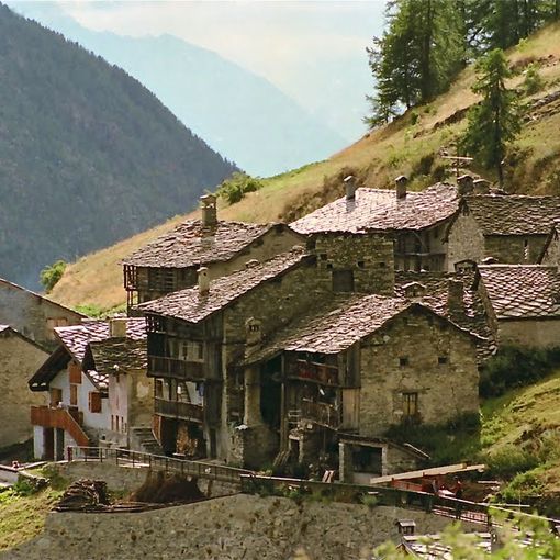 L'abitato di Estoul (immagine da www.panoramio.com)
