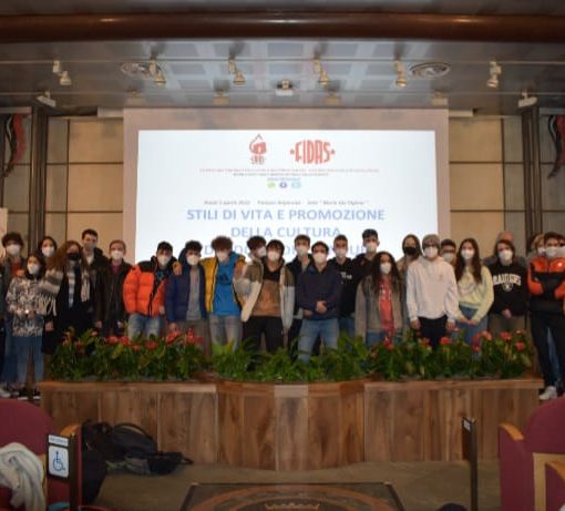 Studenti a scuola su stili di vita e dono del sangue
