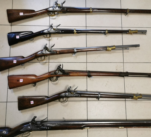 Alcuni fucili sequestrati all'armiere torinese