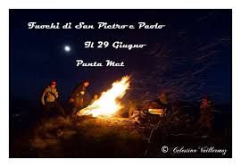 Nella notte le cime delle montagne valdostane e le pendici illuminate dai falò