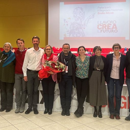 La segretaria generale Vilma Gaillard con i segreta generali delle categorie e dello Spi . Da sx Domenico Falcomatà (Spi), Jean Noël Albert ( Filctem), Marina Milanesio (Fisac), Ezio Dufour (Flai), Fabrizio Graziola (Fiom e Nidil), Igor De Belli (Fp), Cristina Marchiaro (Filt), Simona D’Agostino (Flc), Barbara Capelli (Slc), Gabriele Matterana ( Filcams), Roberto Billotti (Fillea).