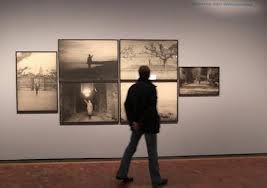 Un visiteur de l'exposition &quot;Désir de liberté&quot;, qui de le 15 octobre est à Berlin