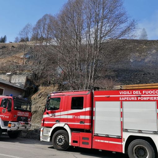 Mega incendio sterpaglie e rovi ad Ayas