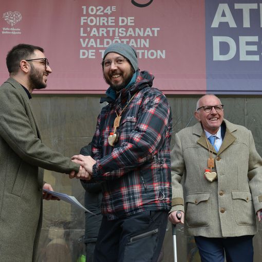 Michael  Munari “Histoires en bois” - vincitrice del Premio “Enfanthéâtre” in occasione della 1024/a Fiera di Sant’Orso - che sarà consegnata alla compagnia teatrale vincitrice della XXII edizione del Festival scelta dal giovane pubblico della rassegna