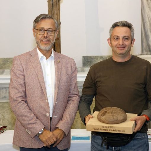 La consegna del primo premio al 'miglior pane nero della Valle'