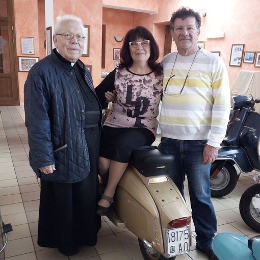 Don Andrea, Elisabetta e Pasquale e la restaurata Lambretta targata AO