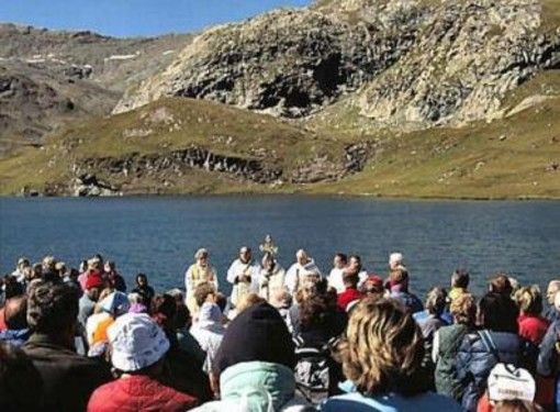Un momento della festa sulle sponde del lago Miserin