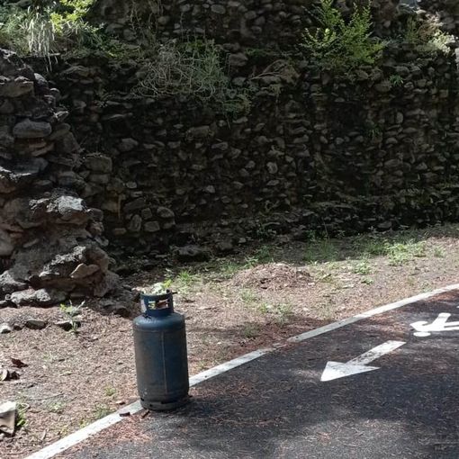 Un' altra testimonianza che offende le bellezze della nostra Città. Mura Romane divenute incolti giardini verticali, angoli adibiti a ricettacolo di spazzatura anche pericolosa  per i fruitori della ciclabile. Il tutto costeggiando il Giardino dei bambini in pieno centro a due passi dal Convitto Regionale e del Palazzo Regionale. Aosta Città Europea? Con queste immagini non si direbbe.