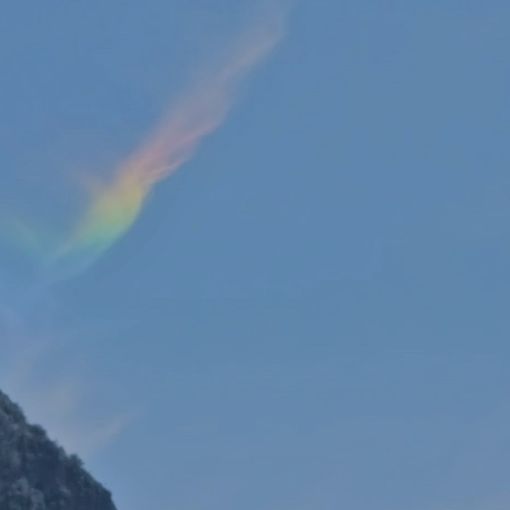 La nube-arcobaleno catturata dal nostro lettore