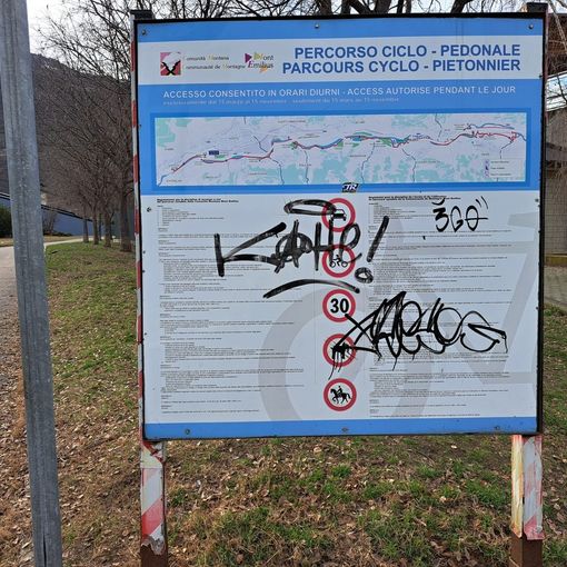 Il cartello all'ingresso lato palaghiaccio pista Aosta-Gressan-Sarre