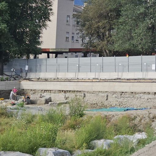 Alberto Zucchi spiega così la foto: 'La foto allegata è stata da noi scattata la scorsa settimana presso il cantiere del cosiddetto “nuovo ospedale” con un addetto che lavora e l’altro che guarda. La plastica dimostrazione dello stato della sanità valdostana e di chi la governa'