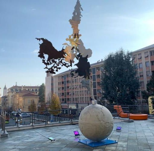 La monumentale opera nel giorno dell'inaugurazione a Biella