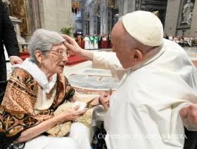 PAPA:  Dio non abbandona i suoi figli, mai. Nemmeno quando l’età avanza