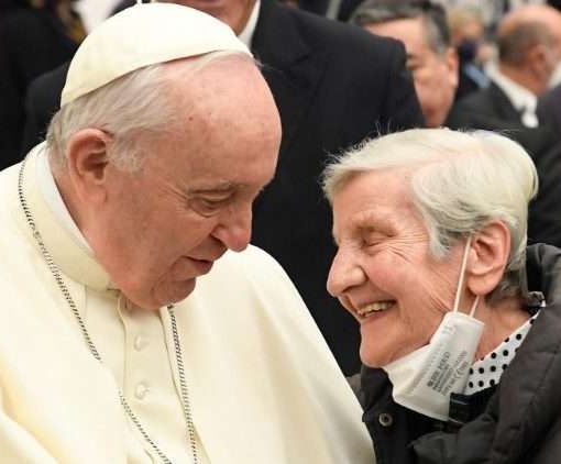 Papa Francesco saluta una anziana