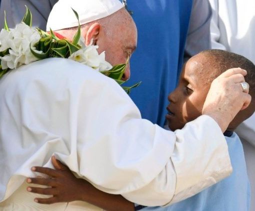 Al confine tra Asia e Oceania, il Papa a Baro incoraggia l'opera dei missionari tra le tribù