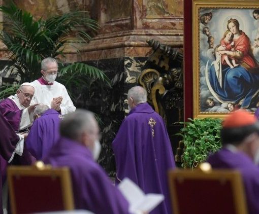 Il Papa impone le ceneri