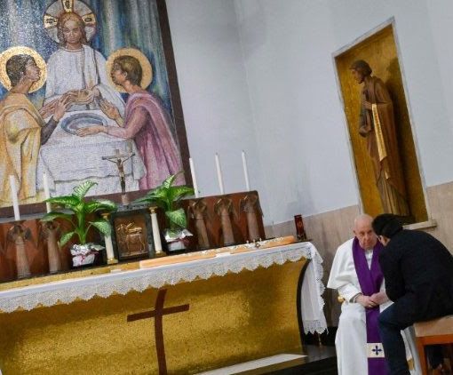 Il Papa in parrocchia confessa i fedeli: Dio perdona sempre e perdona tutto