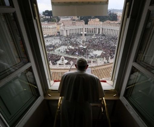 La benedizione dei Bambinelli, da Paolo VI ai quadri in Piazza San Pietro