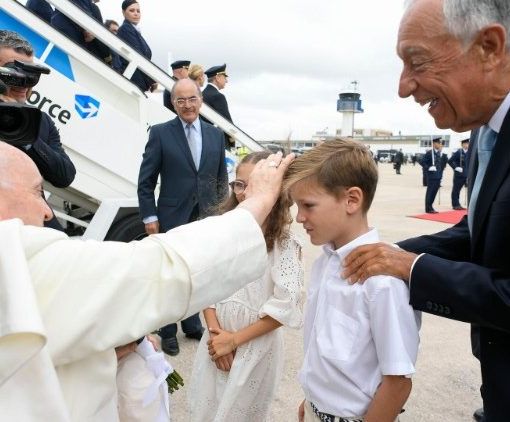 L'arrivo del Papa in Portogallo e la sua benedizione di Margarida e José, i due bambini che gli hanno portato i fiori appena sceso dall'aereo