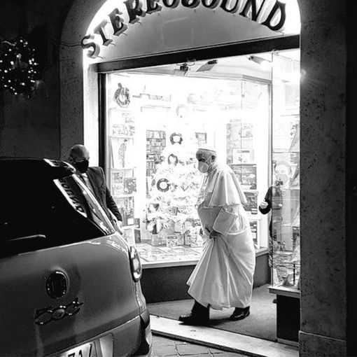 Il Papa all'uscita da un negozio di dischi a Roma - Javier Martínez-Brocal/Rome Reports