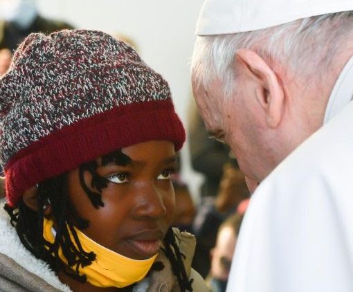 Il Papa saluta una rifugiata durante la visita al centro di Mytilene in Grecia (2021) Il Papa saluta una rifugiata durante la visita al centro di Mytilene in Grecia (2021)  (Vatican Media)