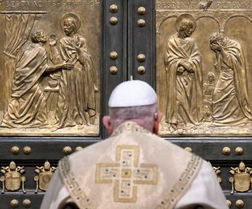 Giubileo, il Papa apre la Porta Santa: “Portiamo speranza nei luoghi profanati da violenze&quot;