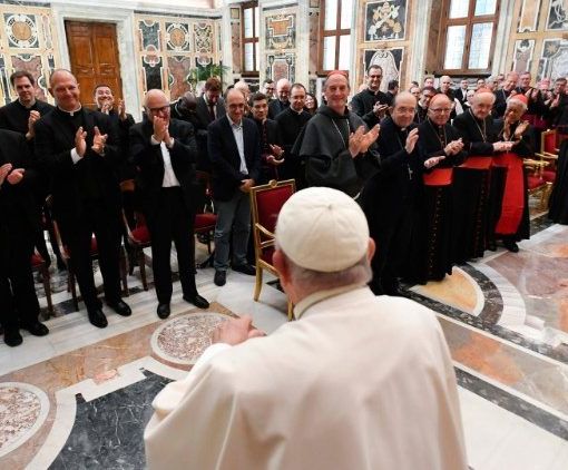 Francesco: il prete non cammina da solo, tessere una forte rete di rapporti fraterni