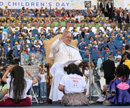 Papa: I bambini possono fare una rivoluzione aprendo il cuore dei grandi