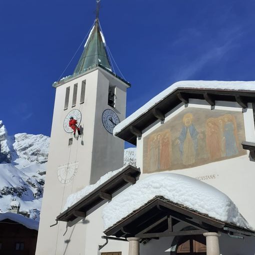 Il parroco alpinista del Breuil scala chiesa e campanile per sgombrare la neve