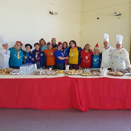 Prima fila: (da sinistra) Giuseppina Serra (chef) Culaz leda, Lorella Russo, Laura Ribone, Eva Brun, Eugenia Mammoliti con Elodie Ruffini (Eugenia è la mamma di Elodie), Barbara Cordaro, Serena Castelluccio, Margherita Navarria, Roberto Vasori, Donka Manilova.