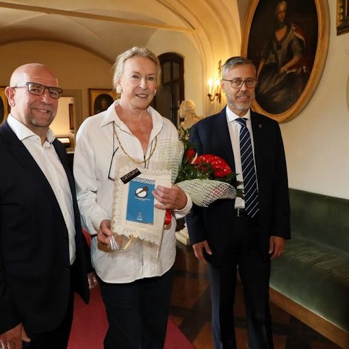 Il sindaco di Sarre, Massimo Pepellin, la Principessa Maria Gabriella e l'assessore Paolo Sammaritani durante la visita alla mostra