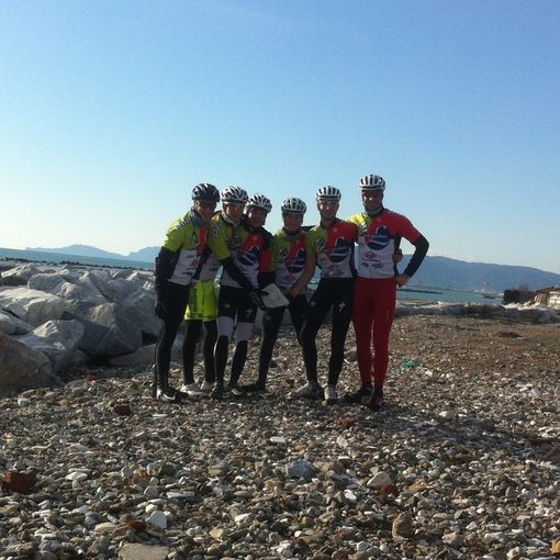 Atleti della Cicli Lucchini nel corso della preparazione atletica a Massa