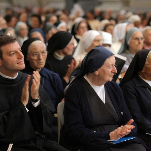 Ieri il Papa ha disposto di ridurre lo stipendio ai cardinali, ma quanto guadagnano i religiosi
