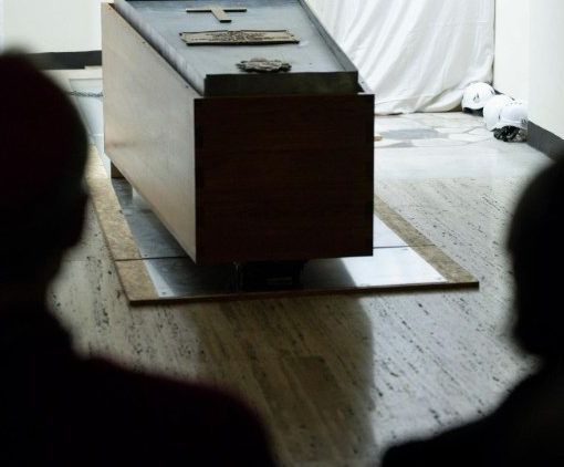La tumulazione del feretro di Benedetto XVI nelle Grotte Vaticane, all'interno della Basilica di San Pietro  (VATICAN MEDIA Divisione Foto)