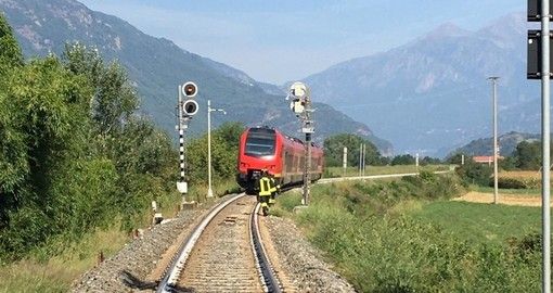 anziana investita di striscio dal treno Torino-Aosta: tratta momentaneamente sospesa