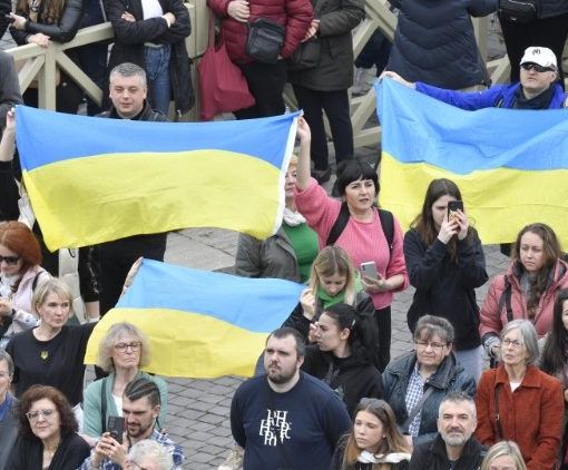 Il Papa: non dimentichiamo l'Ucraina che soffre per i crimini della guerra