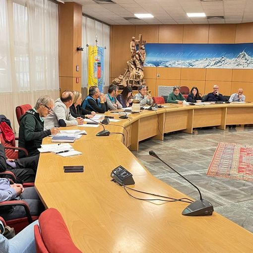 Valtournenche: Consiglio accende un muto per completare ristrutturazione Capanna Carrel
