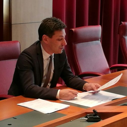 Il Presidente della Giunta, Laurent Vierin, durante l'illustrazione del provvedimento