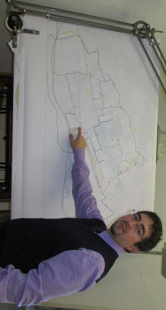 L'assessore Flavio Serra illustra la mappa delle piste ciclabili da realizzare ad Aosta. In basso, la mappa in evidenza e la legenda delle piste