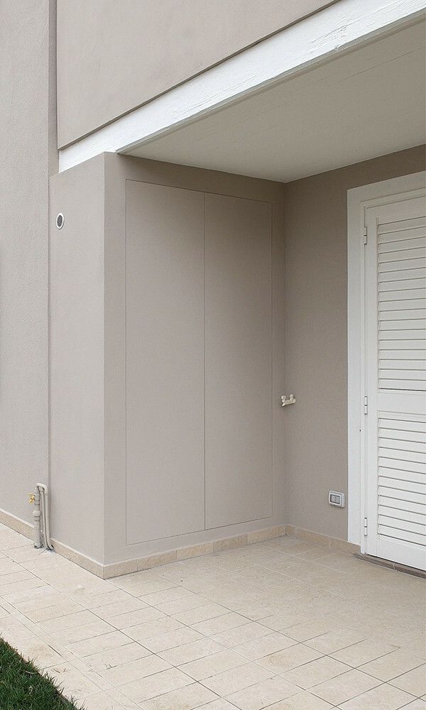 Come proteggere contatori e impianti all’esterno con ante su misura