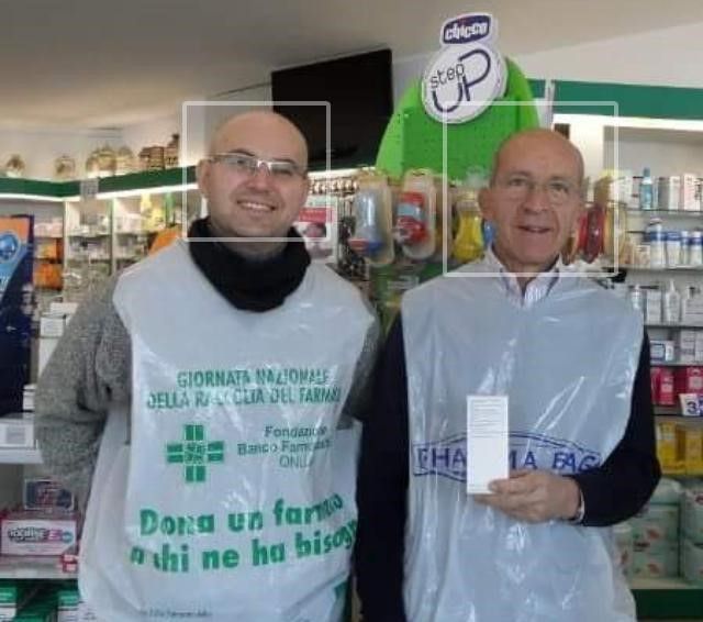 Nell'immagine pubblicata su Facebook da suor Nerina Di Battista, il dottor Sandro Cremascoli (a dx) insieme a Valerio Lancerotto durante un'iniziativa del Banco Alimentare