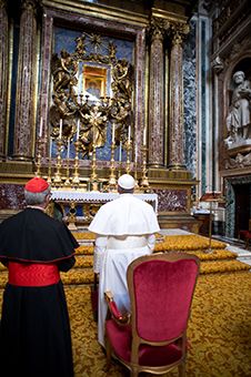 In basso Papa Francesco salda personalmente il conto, prima di rientrare alla Domus Sanctae Marthae In basso Papa Francesco salda personalmente il conto, prima di rientrare alla Domus Sanctae Marthae