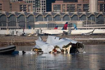 Incidente aereo Washington, i primi dati dell'inchiesta: elicottero volava troppo alto